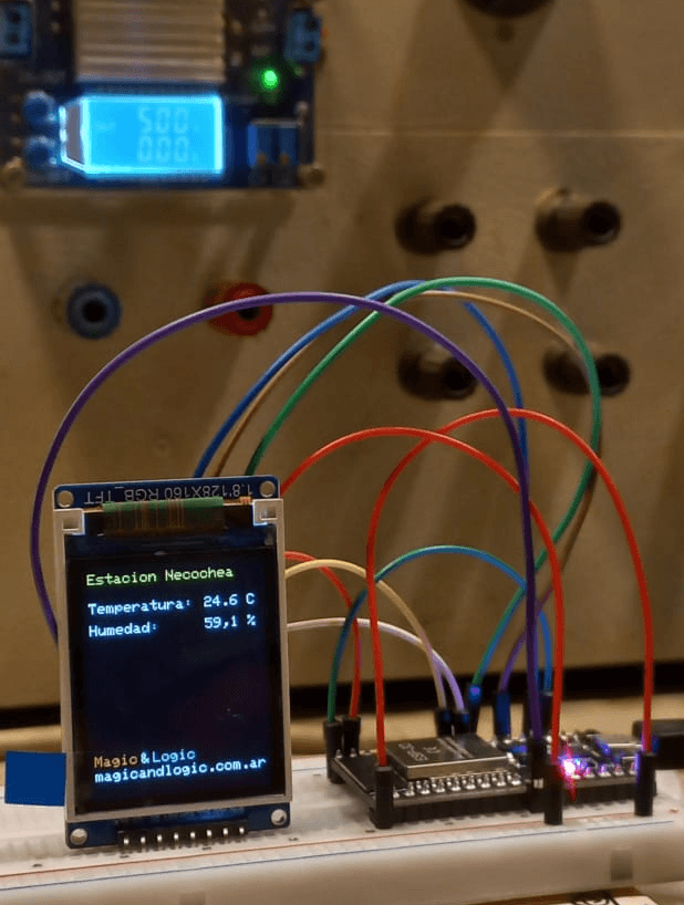 Protoboard de Estación Necochea con temperatura, humedad, cables y microcontrolador.