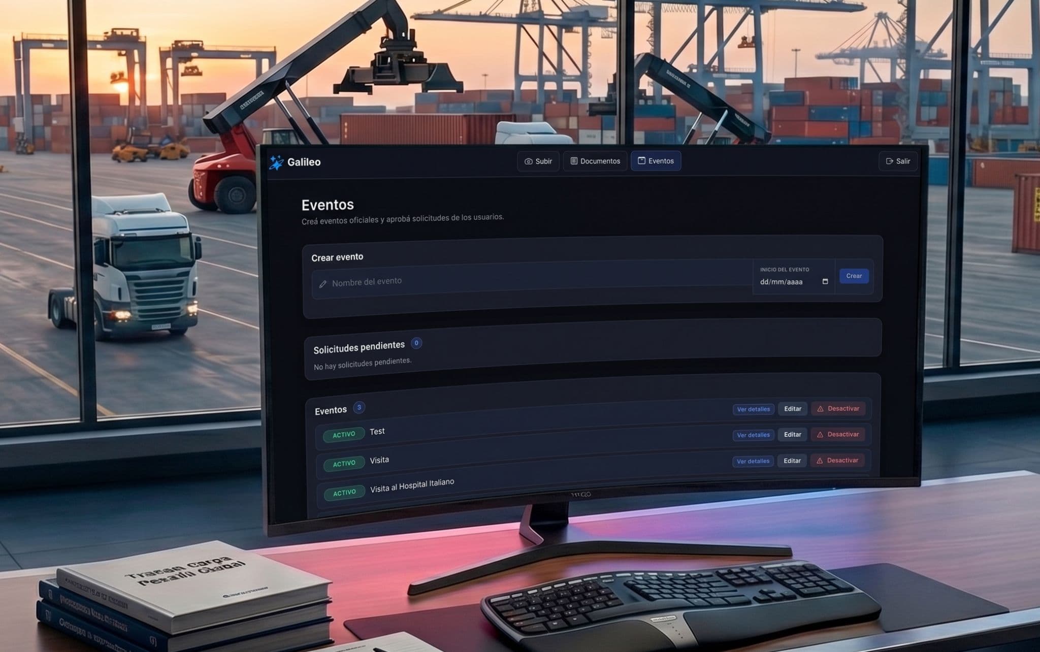 Monitor con la pantalla Eventos de Galileo frente a un puerto de contenedores.